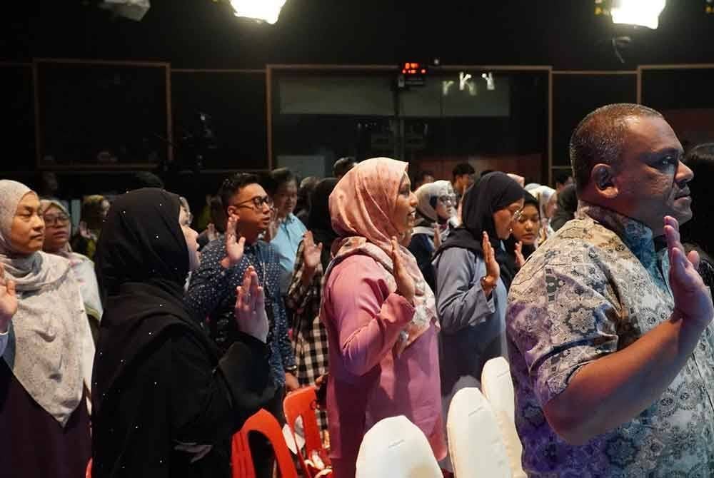 Seramai 107 kakitangan akademik dan pentadbiran FKPM UiTM melafazkan Ikrar Bebas Rasuah (IBR) sebagai komitmen membanteras jenayah rasuah dalam kalangan warganya, di sini pada Jumaat.