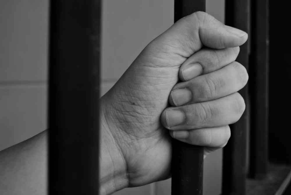 Menteri Penyelaras Undang-Undang, Hak Asasi Manusia, Imigresen dan Hal Ehwal Penjara, Yusril Ihza Mahendra menegaskan bahawa kerajaan sedang mengusahakan pembaharuan undang-undang bagi mengatasi masalah kesesakan penjara. (Gambar hiasan) Foto 123rf