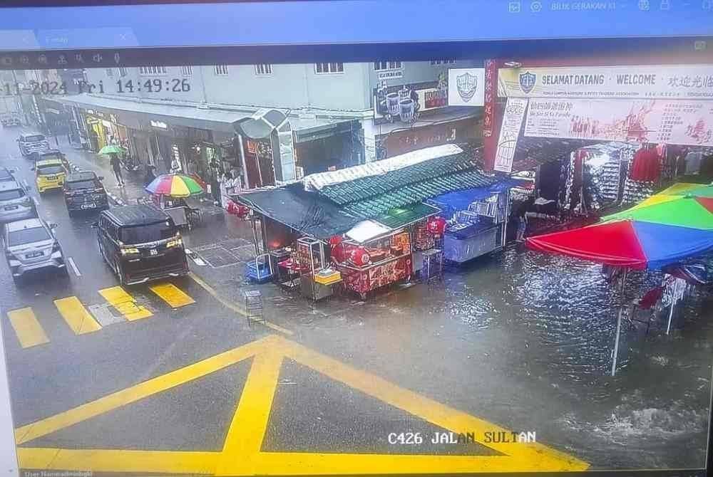 Keadaan Petaling Street, Jalan Sultan mula dinaiki air pada petang Jumaat.