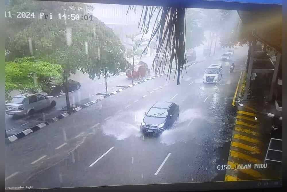 Keadaan hujan di Jalan Pudu.