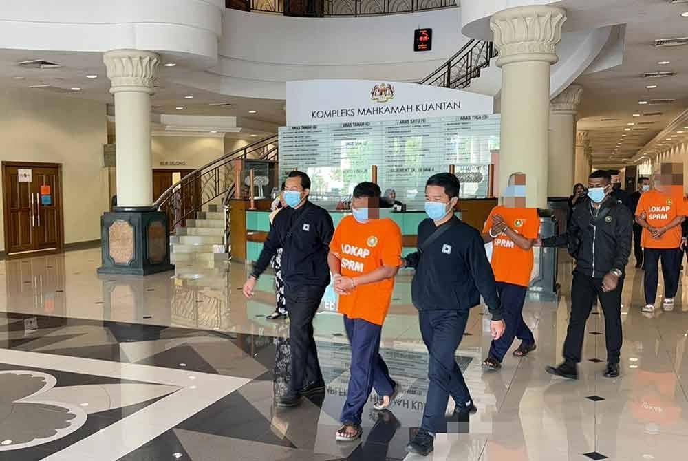 Ketiga-tiga suspek dibawa ke Mahkamah Majistret Kuantan di Kuantan pada Jumaat untuk permohonan perintah reman.