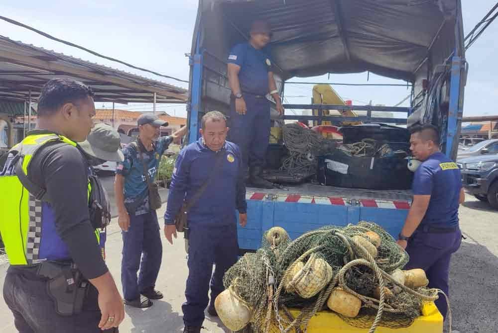 Sebahagian barangan dirampas dibawa ke Pusat Tahanan Vessel Kuala Selangor untuk siasatan lanjut pada Jumaat.