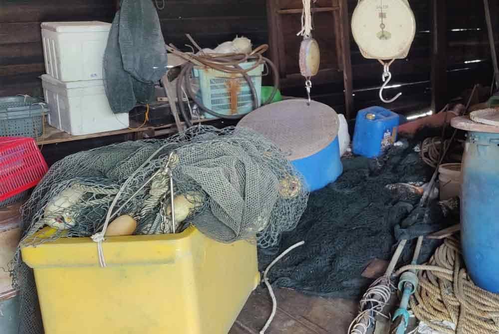 Set pukat tunda yang dirampas di dalam sebuah stor di Jeti Bagan Sungai Kajang di sini pada Jumaat.