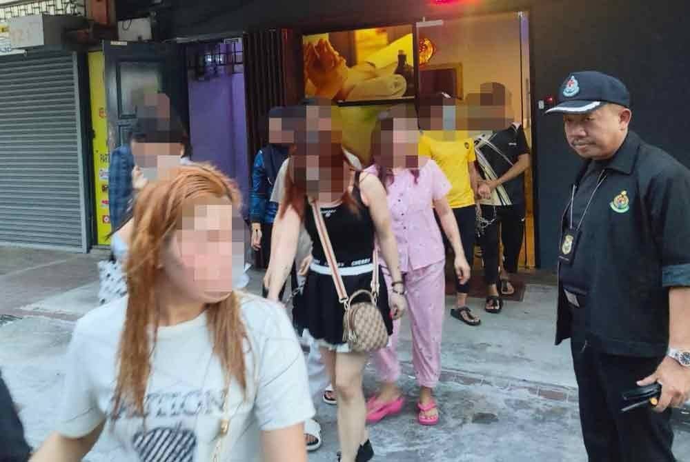 Antara premis urut di Klang yang diserbu JIM Selangor, pada Khamis.