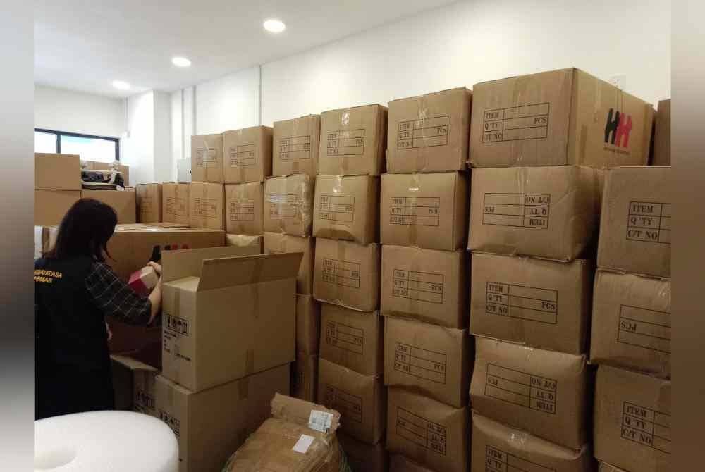 Antara produk tradisional dan kosmetik tidak berdaftar yang dirampas dalam Ops Joint pada 4 November lalu.