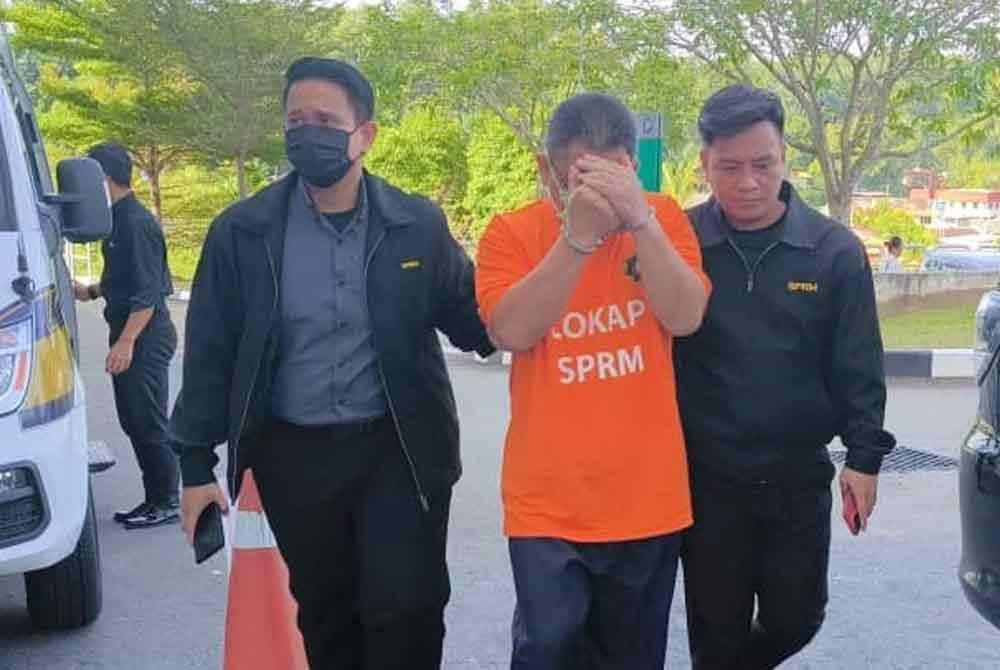 Salah seorang penjawat awam dibawa ke Mahkamah Kota Kinabalu untuk mendapatkan perintah reman bagi siasatan pihak SPRM Sabah.