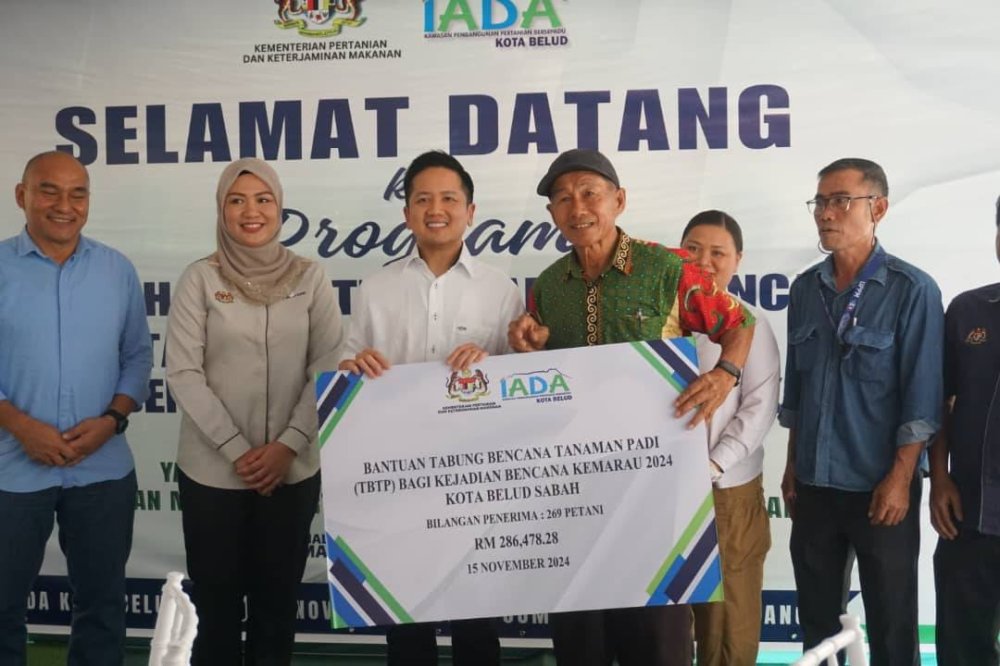 Arthur menyempurnakan penyampaian bantuan kepada pesawah yang terjejas akibat kemarau di Kampung Pirasan, Kota Kinabalu.