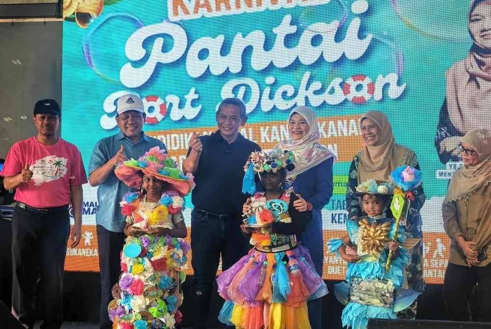 Fadlina (dua dari kanan) dan Aminuddin (tiga dari kiri) bersama kanak-kanak yang memenangi pertandingan pakaian kreatif.