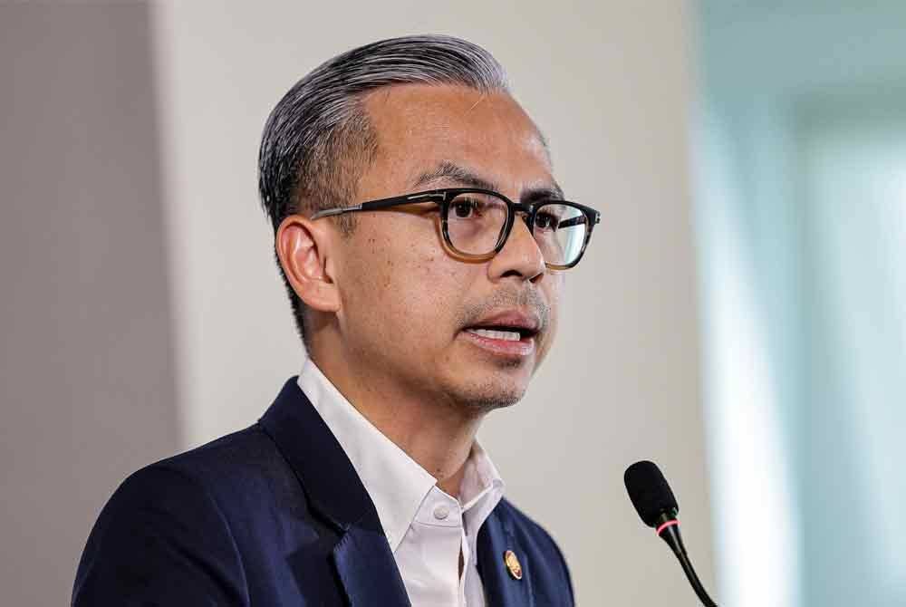 Menteri Komunikasi, Fahmi Fadzil merangkap jurucakap Kerajaan Perpaduan bercakap pada sidang media mingguan Kabinet, di Kementerian Komunikasi pada Jumaat. Foto Bernama