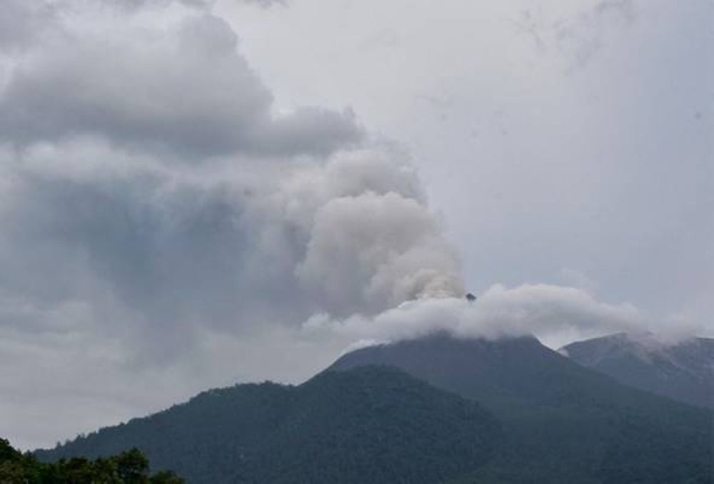 Pihak berkuasa Indonesia masih meletakkan tahap kewaspadaan Gunung Berapi Lewotobi Laki-Laki pada status tertinggi Peringkat IV. Gambar fail AP