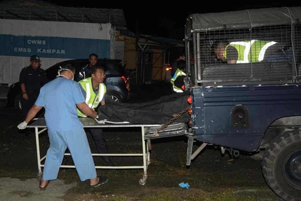 Jenazah salah seorang mangsa tiba di pekarangan Unit Forensik, Hospital Kampar untuk dibedah siasat.