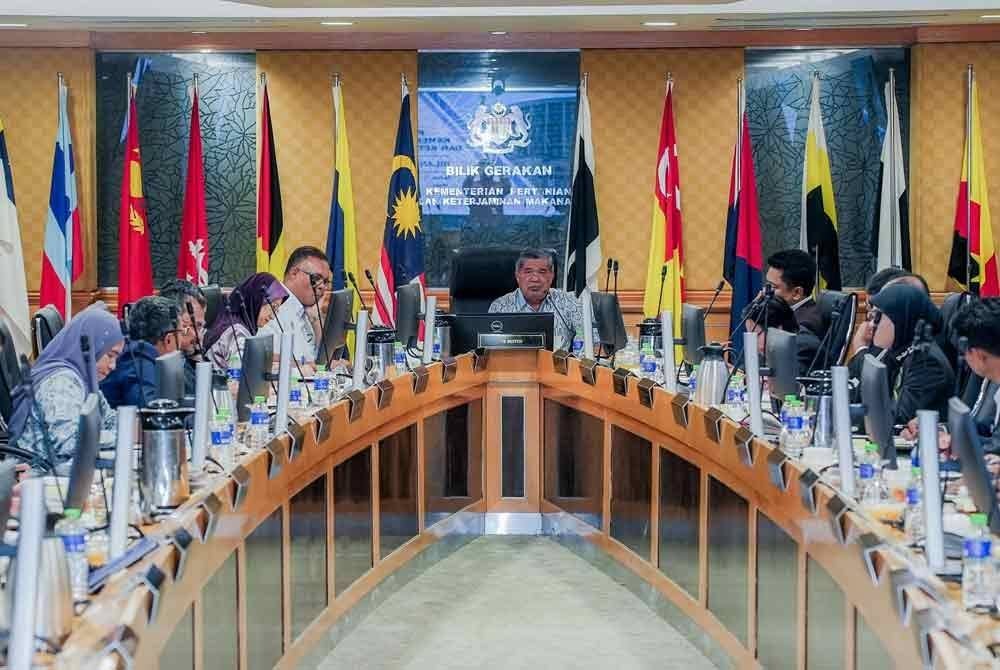 Mohamad ketika mempengerusikan Mesyuarat Pasca Kabinet KPKM di Wisma Tani, Putrajaya pada Jumaat.