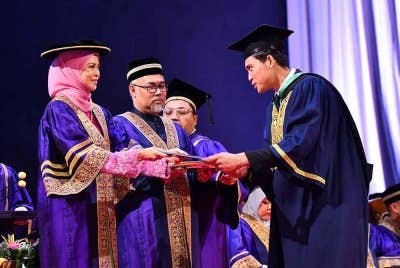 Azfar Arif menerima ijazah sempena Konvokesyen ke-100 UiTM.