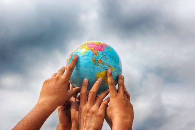 KEJARLAH akhirat dan dunia pasti akan mengikut kerana apabila kita memulakan kehidupan atau pencarian rezeki dengan satu hubungan yang kuat dengan ALLAH SWT, maka banyak perkara yang akan terjamin. -Foto: CANVA