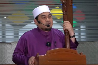 DR MOHD SUKKI ketika menyampaikan khutbah Jumaat di Kompleks Kumpulan Karangkraf. 