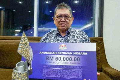 Mohd Nor Khalid atau Lat sifatkan Anugerah Seniman Negara yang diterima beliau baru-baru ini, sebagai bukti bahawa pelukis komik turut diiktiraf setaraf dengan penggiat seni dan budaya yang lain. Foto Bernama