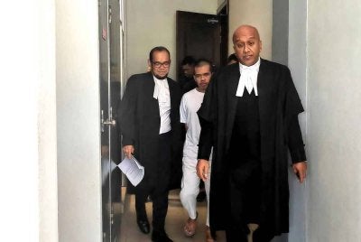 Alsu Nichi (tengah) bersama Haresh dan Ramzani ketika hadir ke Mahkamah Tinggi Seremban