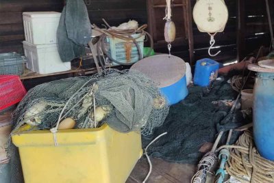 Set pukat tunda yang dirampas di dalam sebuah stor di Jeti Bagan Sungai Kajang di sini pada Jumaat.