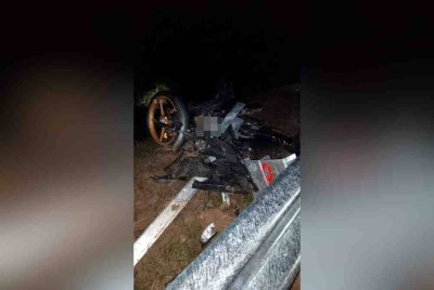 Keadaan motosikal milik mangsa dalam kemalangan di Kilometer 408 Lebuhraya Utara-Selatan di Hulu Selangor pada Khamis.