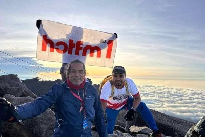 KJ dan Johan bergambar kenangan di puncak Gunung Kinabalu.