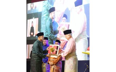 Sultan Perak, Sultan Nazrin Muizzuddin Shah Ibni Al-Marhum Sultan Azlan Muhibbuddin Shah menyampaikan Anugerah Zaid bin Thabit kepada Ketua Pengarah Institut Penerangan dan Penyiaran Tun Abdul Razak (IPPTAR), Roslan Ariffin bagi Kategori Tokoh Pengamal Media sempena Majlis Maulidur Rasul Peringkat Negeri Perak pada 16 September lalu.