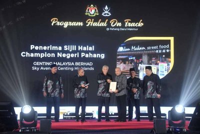 Rajis Othman (tiga dari kanan) menerima anugerah Halal Champion Negeri Pahang ketika Majlis Pelancaran Halal on Track Pahang 2024 yang disampaikan oleh Ahmad Zahid