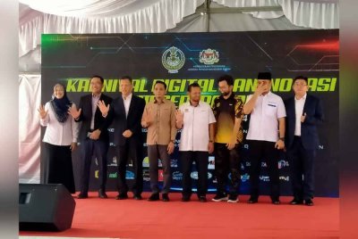 Mohd Azlan (empat dari kiri) bersama wakil syarikat serta SK Jati selepas majlis pertukaran dokumen yang diadakan sempena Perasmian Penutup Karnival Digital dan Inovasi Negeri Perak di Kompleks Jabatan Belia dan Sukan negeri di sini pada Jumaat.