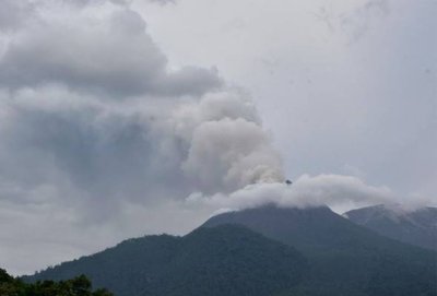Pihak berkuasa Indonesia masih meletakkan tahap kewaspadaan Gunung Berapi Lewotobi Laki-Laki pada status tertinggi Peringkat IV. Gambar fail AP