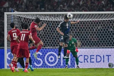 Aksi pemain Indonesia dan Jepun dalam perlawanan kelayakan Piala Dunia 2026 di Stadium Gelora Bung Karno. Foto AFP