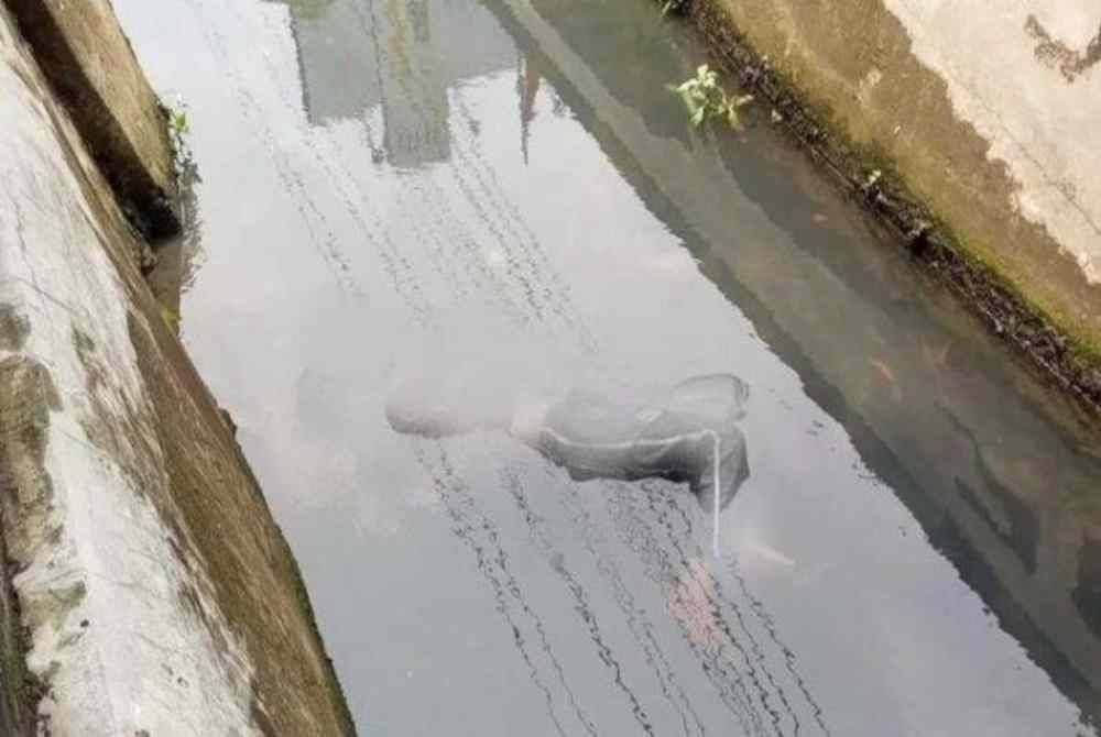 Tubuhnya kelihatan kaku dalam keadaan terlentang dengan tangannya memegang perut manakala kakinya dalam posisi menekuk ke bawah. - Foto Agensi