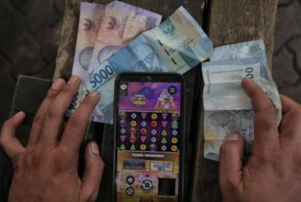 Judi dalam talian merupakan ancaman baharu yang menakutkan bagi rakyat Indonesia. Foto sumber internet.