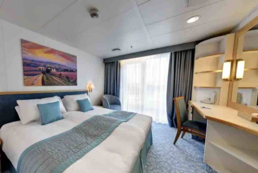 Kabin yang disediakan buat mereka juga menawarkan pemandangan laut yang menakjubkan berserta perkhidmatan seperti spa dan kemudahan kesihatan.