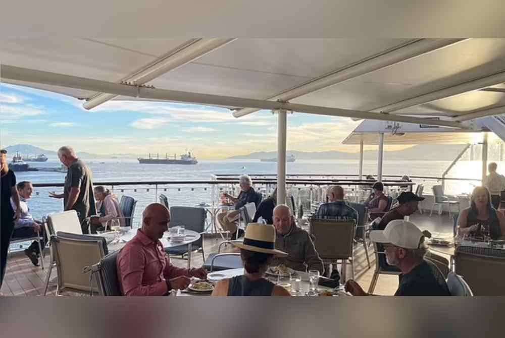 Villa Vie Odyssey yang boleh memuatkan sehingga 600 penumpang dalam satu masa.