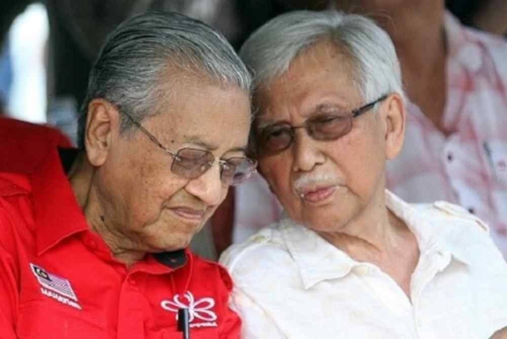 Allahyarham Tun Daim (kanan) sangat rapat dengan Dr Mahathir dan sumbangannya tidak ternilai dalam memajukan negara. Foto The Coverage