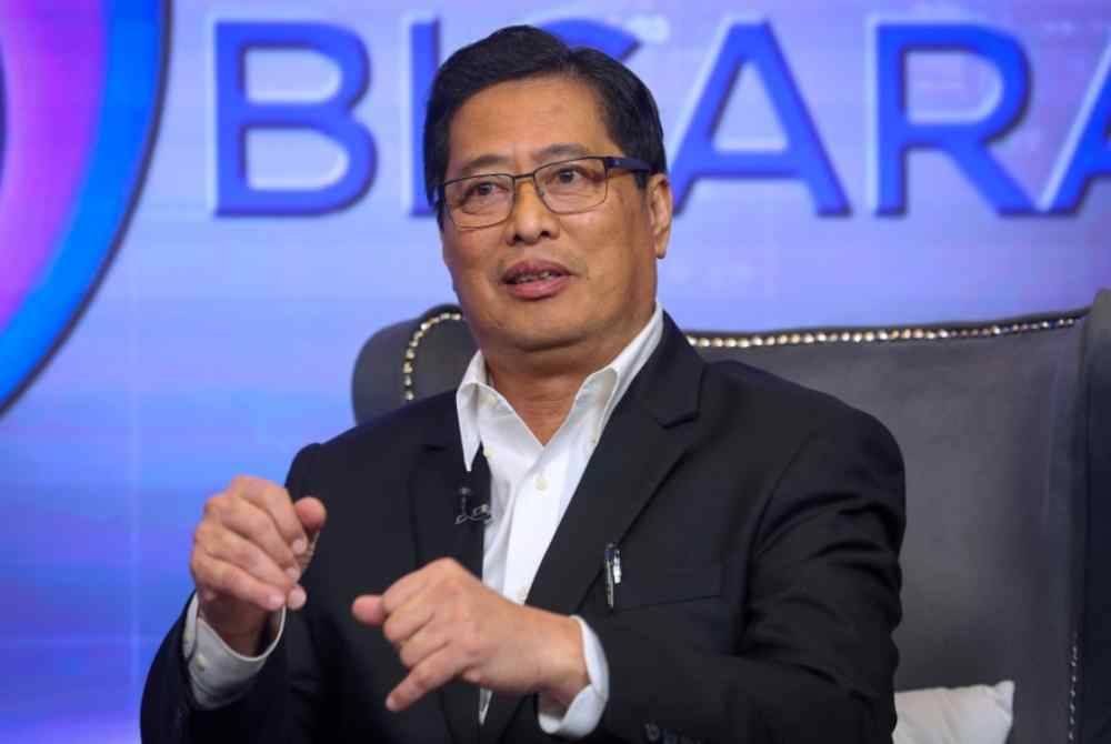 Azam membincangkan topik bertajuk Integriti Dalam Perkhidmatan Awam pada Program Ruang Bicara di Wisma Bernama malam Jumaat. Foto: Bernama