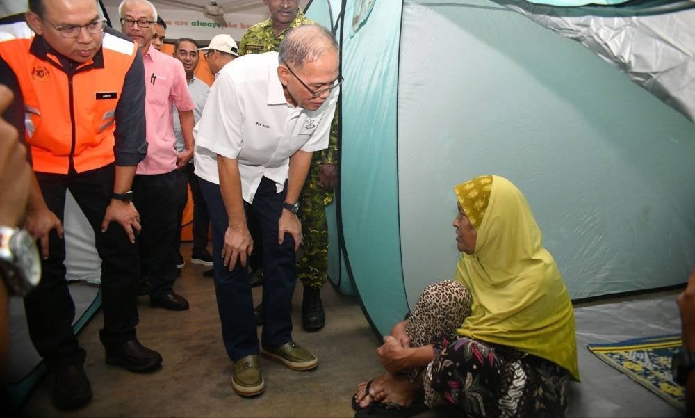 Wan Rosdy ketika melawat mangsa banjir di Pusat Pemindahan Sementara (PPS) yang dibuka iaitu PPS Sekolah Kebangsaan Lanchang dan PPS Sekolah Kebangsaan Mentakab.