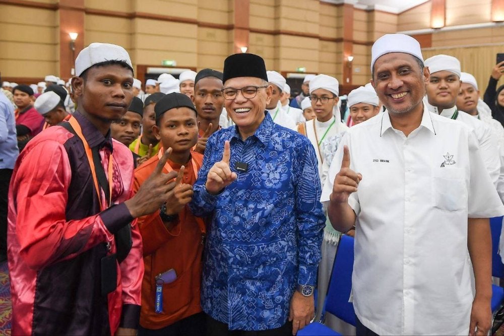 Penduduk Pahang yang hadir bergambar bersama Wan Rosdy (dua dari kanan) pada Majlis Pelancaran Bantuan Prihatin Pahang (BPP) 2024, Kepada Masjid, Surau Kebenaran Jumaat, Maahad Tahfiz / Pondok, Pelajar Tahfiz / Pondok dan Mualaf.