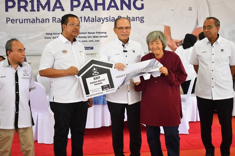 Salah seorang penerima replika kunci Rumah Rakyat Pahang (RRP) gembira kerana kini memiliki rumah sendiri bernilai RM75,000 atas keprihatinan dan bantuan Kerajaan Negeri Pahang. Sehingga kini, sebanyak 1,029 rumah RRP telah diluluskan dan 781 daripada jumlah itu telah siap dibina untuk rakyat Pahang secara percuma.