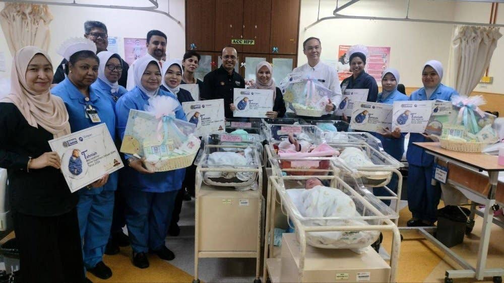 Norliza (tengah) bersama bergambar bersama bayi yang baharu lahir di Hospital Pulau Pinang.