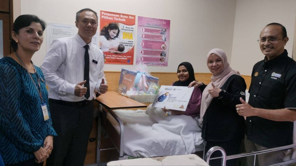 Norliza (dua dari kanan) menyampaikan sumbangan akaun Simpan SSPN dan hamper kelahiran sempena Program Junior Superhero Simpan SSPN di Hospital Pulau Pinang.