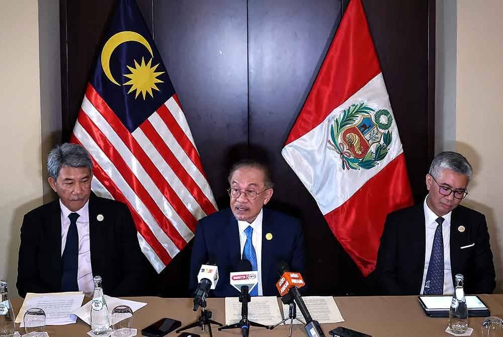 Anwar (tengah) ketika mengadakan sidang media sempena Sidang Kemuncak APEC 2024, di sini, hari ini. - Foto: Bernama