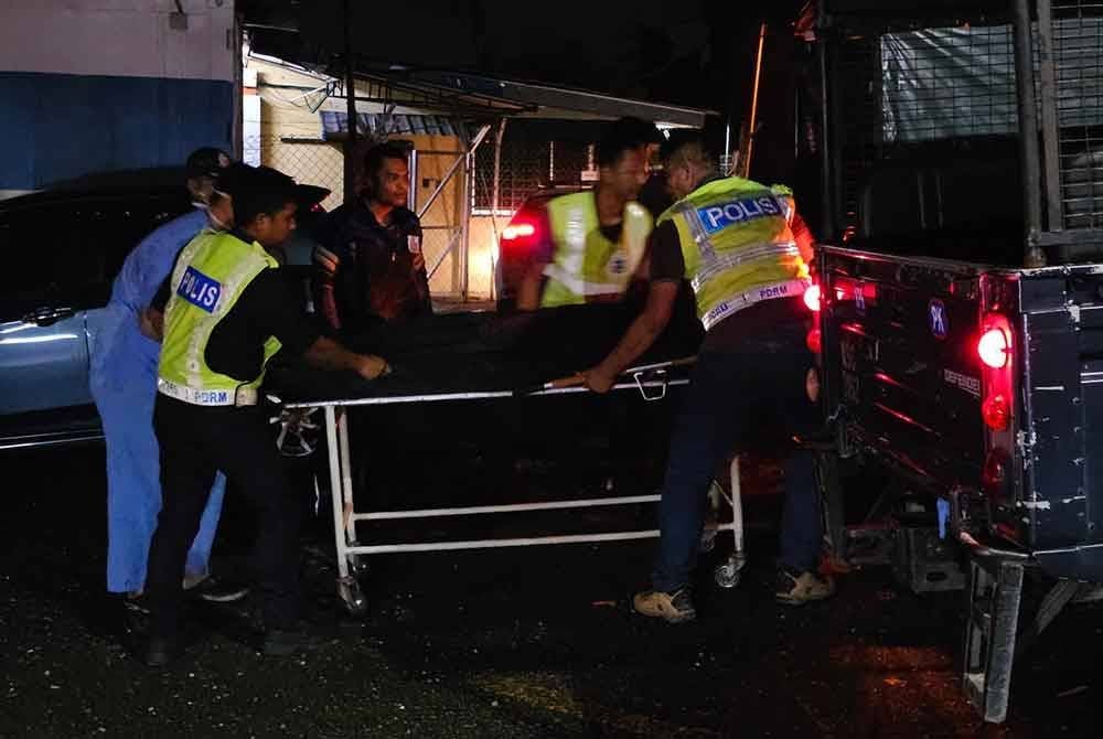 Mayat salah seorang mangsa tiba di Unit Forensik, Hospital Kampar malam tadi.