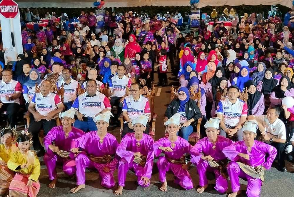 Mohamed Khaled (duduk, tiga kiri) pada Majlis Pelancaran Sukarelawan Parlimen Kota Tinggi, pada malam Jumaat.