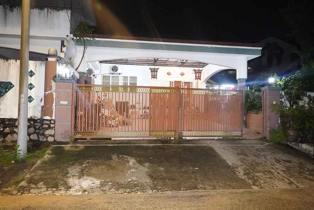 Empat suspek yang dipercayai terlibat dalam kejadian pecah rumah di Jalan Laksamana Sunrise Park, di Kluang, pada Jumaat. - foto IPD Kluang