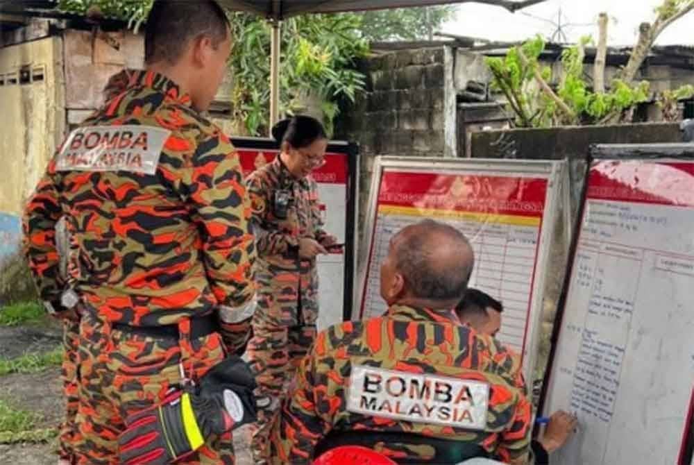 Operasi mencari dan menyelamat kanak-kanak lelaki berusia 10 tahun dikhuatiri lemas Bandar Baru Uda, Johor Bahru. - Foto JBPM