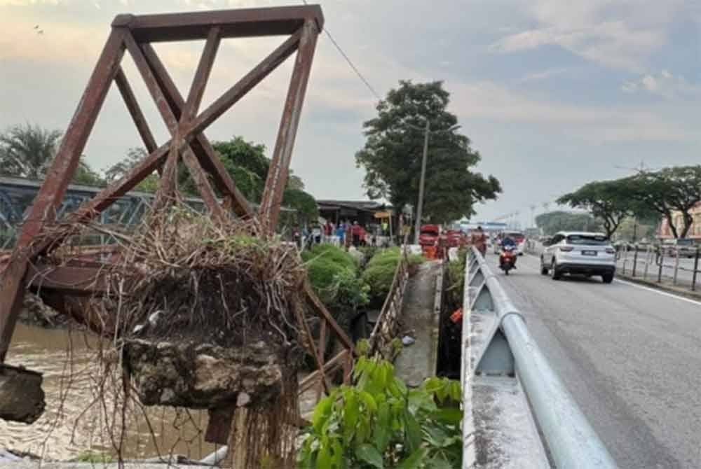 Operasi mencari dan menyelamat dilakukan oleh pihak bomba. - Foto JBPM