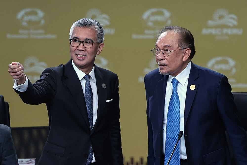 Anwar dan Tengku Datuk Seri Zafrul ketika menghadiri persidangan APEC di Peru - Foto: Bernama