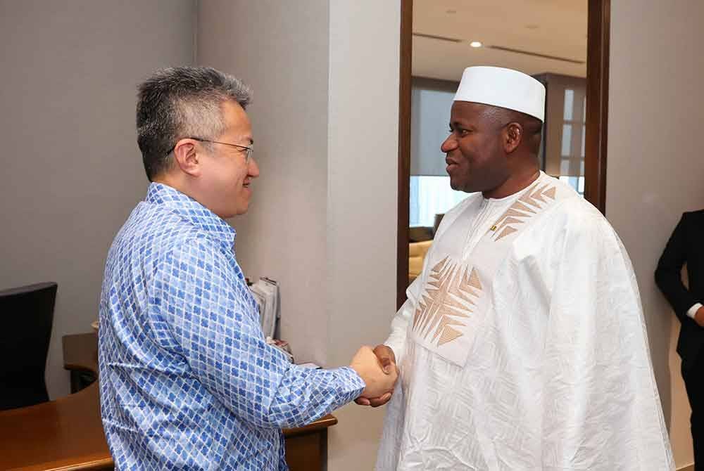 Chin Tong ketika menerima kunjungan kunjungan hormat Nabe pada Sabtu. Foto: FB Liew Chin Tong