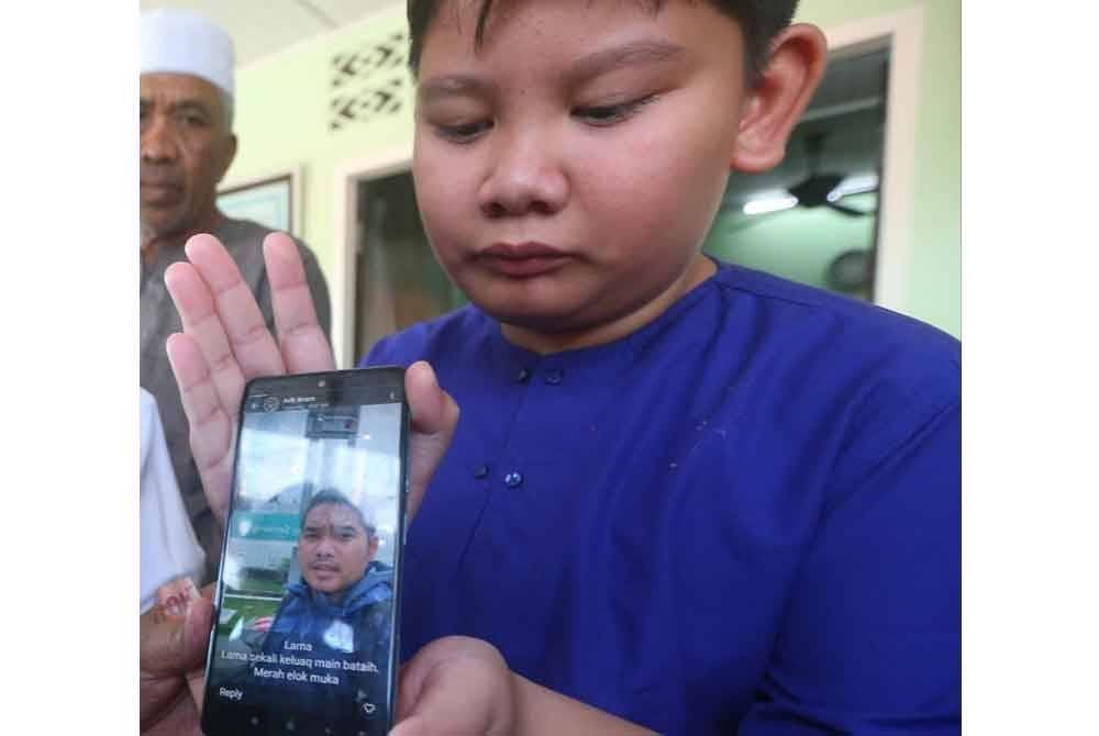Seorang anak saudara menunjukkan gambar Muhammad Ikram.