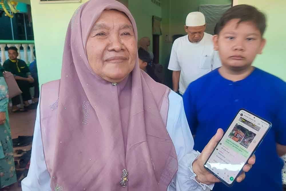 Fatimah menunjukkan perbualan bersama Muhammad Ikram sebelum tragedi kepala air semasa menjalani aktiviti rakit arus deras di Sungai Jahang, dekat Gopeng, pada Jumaat.